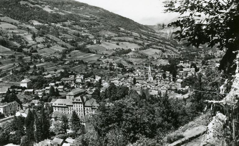 Vue générale d'Allevard-les-Bains et de Bramefarine