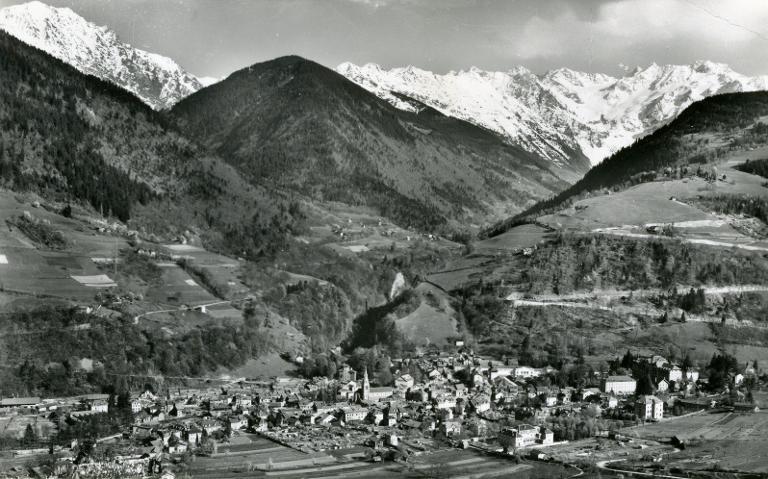 Vue générale d'Allevard-les-Bains et du massif