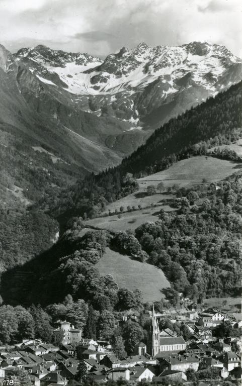 Vue d'Allevard et du Glacier du Gleyzin