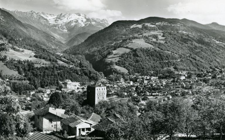 Vue générale d'Allevard avec la Tour du Treuil, le Glacier du Gleyzin et le Crêt du Poulet