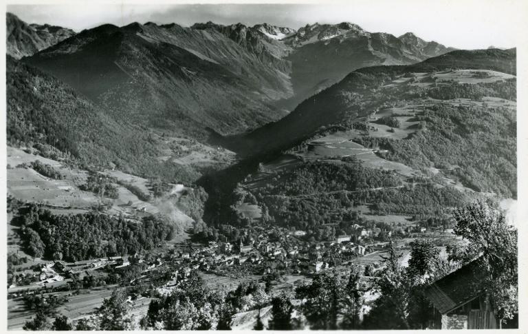 Vue générale d'Allevard et du Glacier du Gleyzin