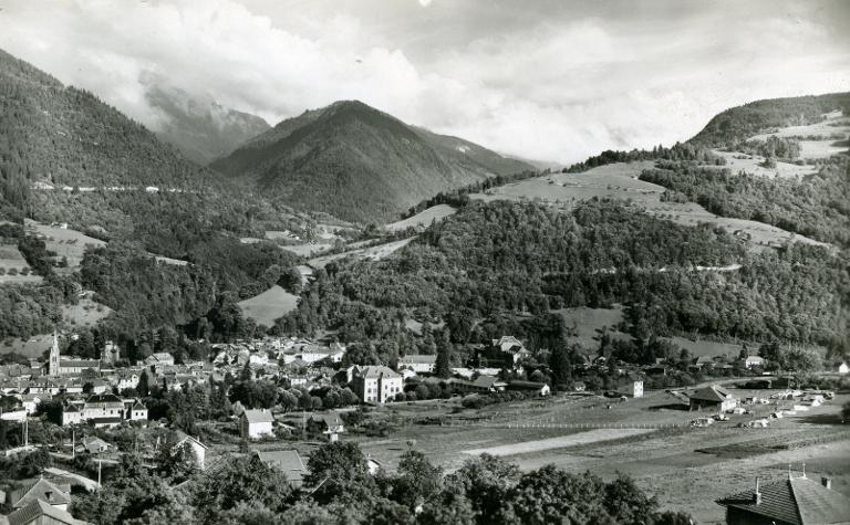 Allevard-les-Bains et le terrain du Camping de Cotard