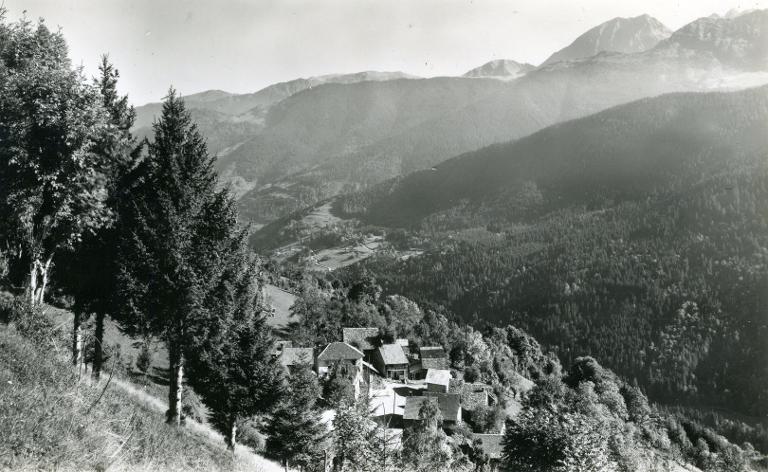 La Hameau de Montarmand et le Grand Charnier