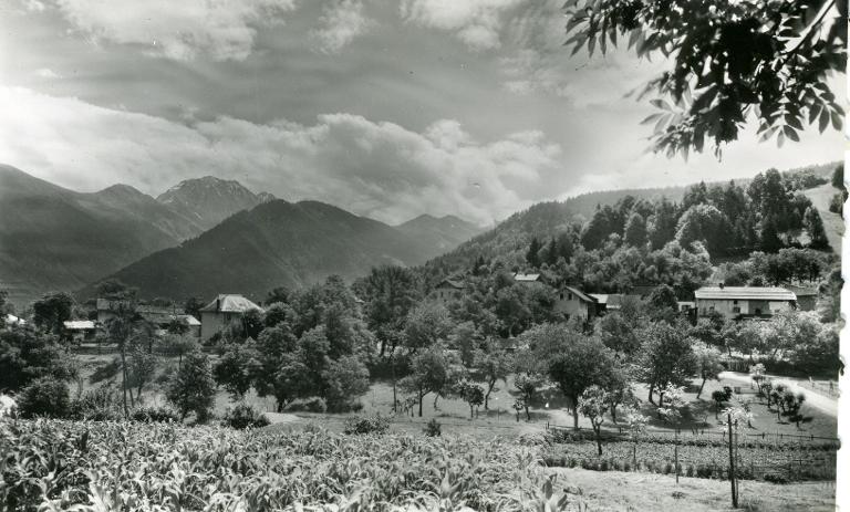 La Hameau de Montouvrard. À l'horizon : le Petit et le Grand Charnier, et le Montmayen