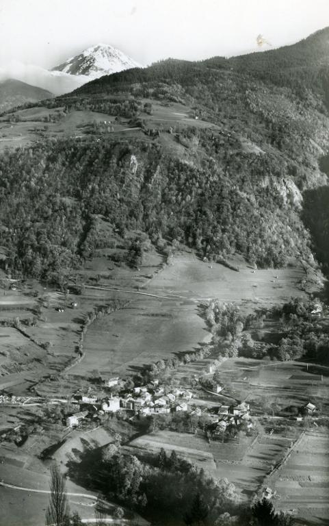 Vue de La Chapelle du Bard. Le plateau de Beauvoir et sommet des Grands Moulins