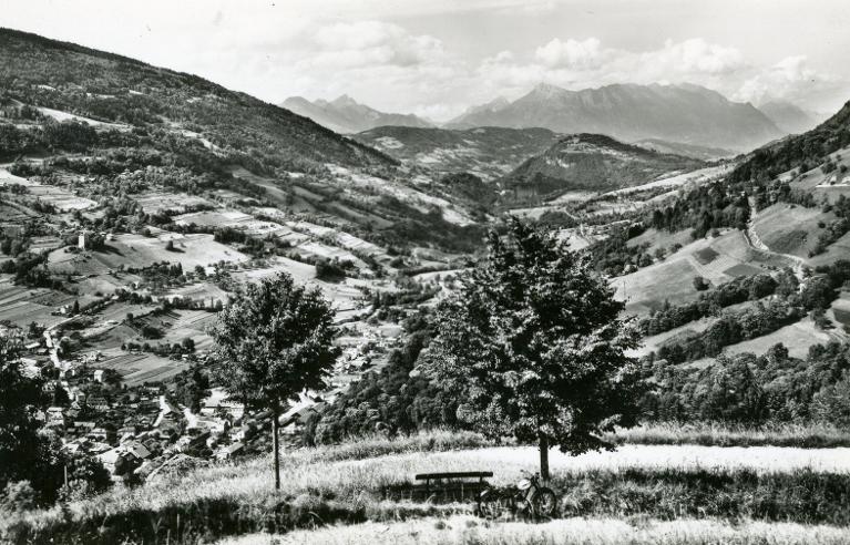 Vue sur la Vallée du Bréda et le massif des Bauges depuis Montouvrard