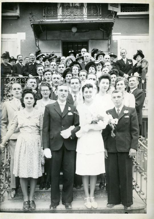 Portrait de groupe : mariés et leurs invités