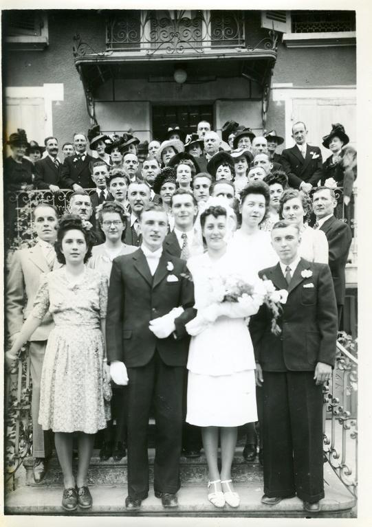 Portrait de groupe : mariés et leurs invités