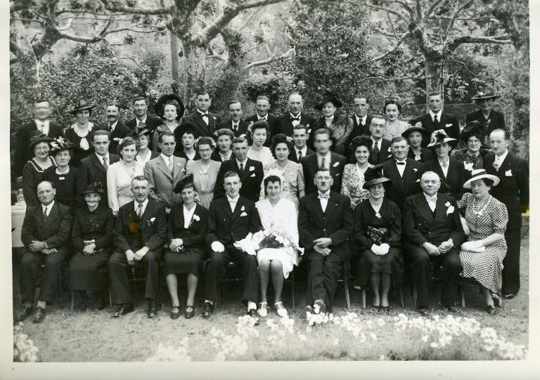 Portrait de groupe : mariés et leurs invités
