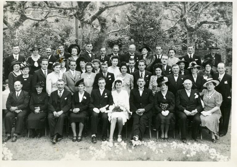 Portrait de groupe : mariés et leurs invités