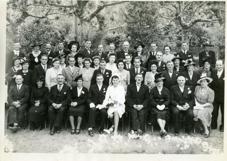 Portrait de groupe : mariés et leurs invités