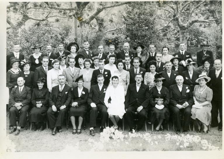 Portrait de groupe : mariés et leurs invités