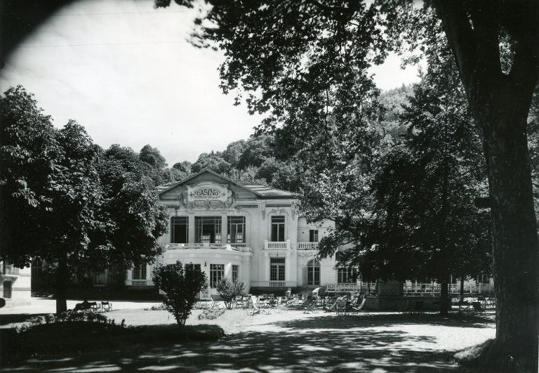 Le Casino dans le Parc thermal d'Allevard
