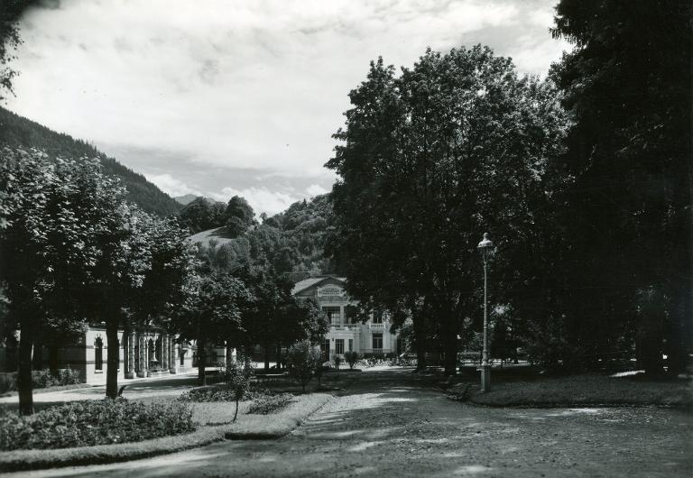 Le Parc thermal d'Allevard, l'Établissement thermal et le Casino