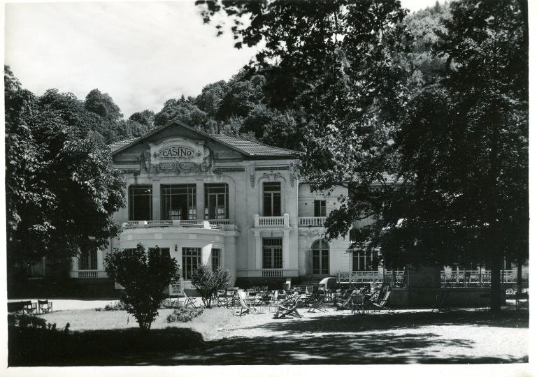 Le Casino dans le Parc thermal d'Allevard