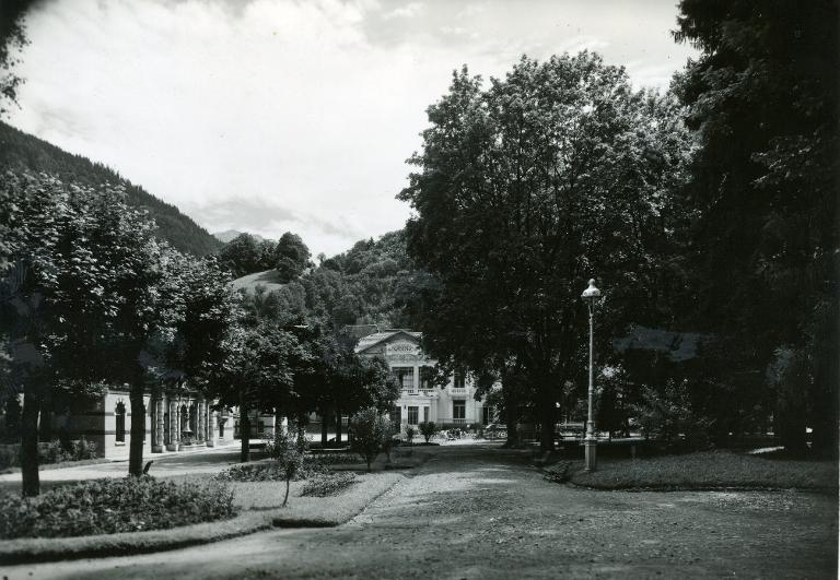 Le Parc thermal d'Allevard, l'Établissement thermal et le Casino