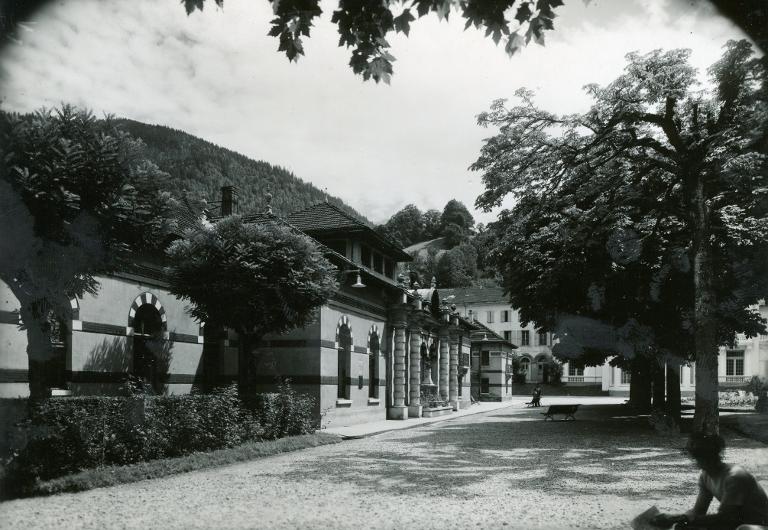 Le bâtiment thermal Nièpce dans le Parc thermal d'Allevard