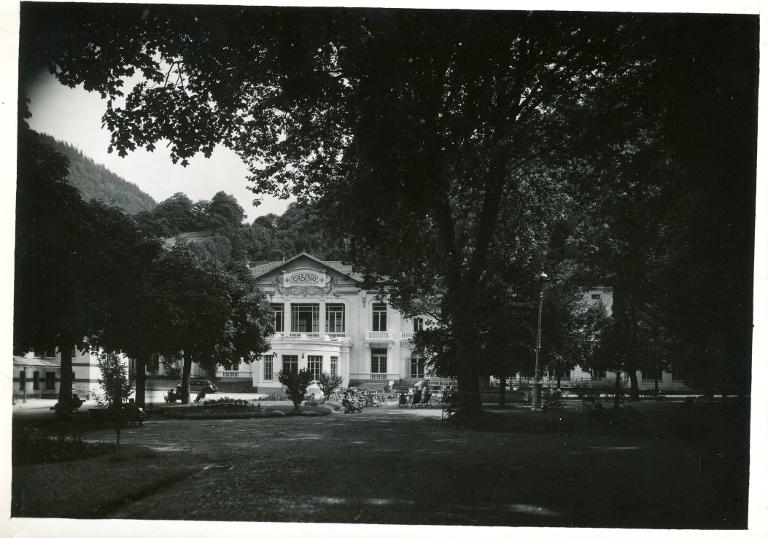 Le Casino dans le Parc thermal d'Allevard