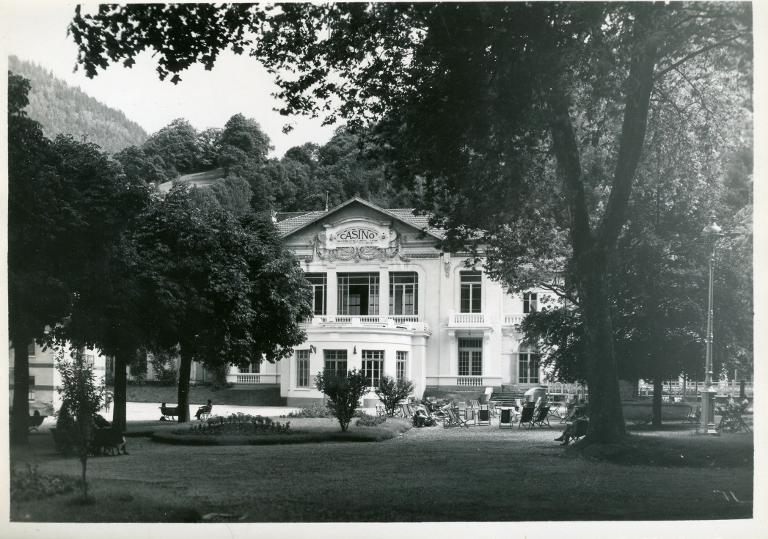 Le Casino dans le Parc thermal d'Allevard