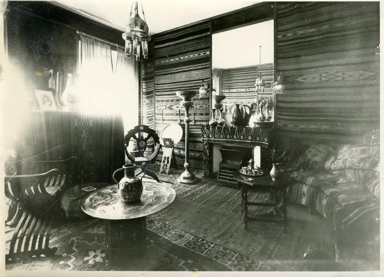 Un hôtel à Allevard, vue d'un salon à l'orientale