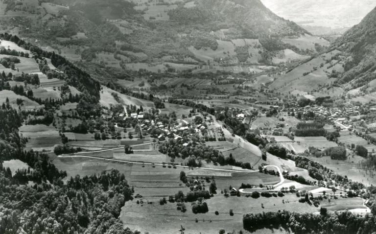Le Hameau de Montouvrard et la vallée de Saint-Pierre d'Allevard, vus de la route du Collet