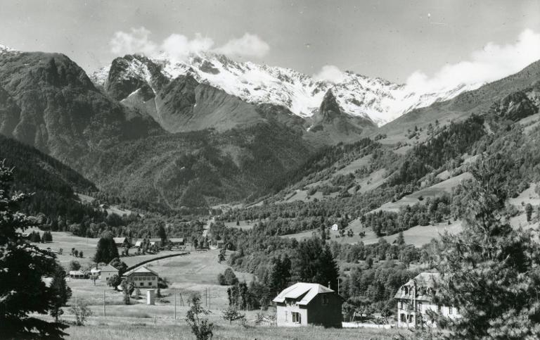 Saison estivale. Les hôtels du Curtillard et le massif des Sept-Laux