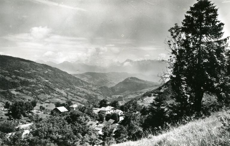 Vue du Hameau de Montouvrard. À l'horizon la Chaîne des Bauges