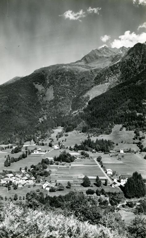Vue du hameau du Grand Thiervoz et de la Montagne de Tigneux
