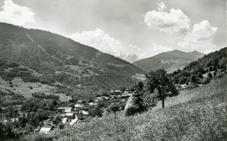 Vue du village du Moutaret et des montagnes d'Allevard