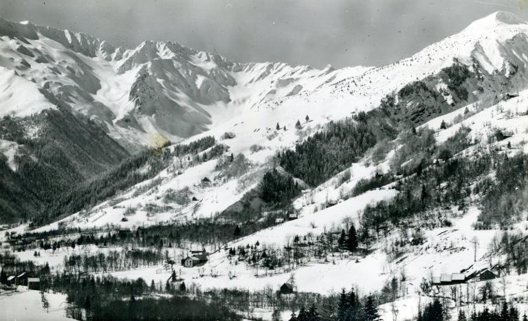 Vue des pistes de descente du Crêt du Bœuf à La Bourgeat
