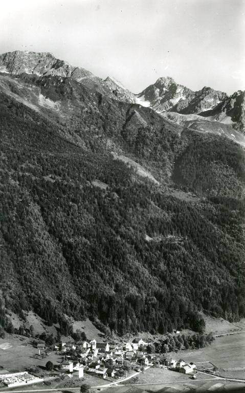 Le Pic de la Grande Valloire, le Rocher et le Col d'Arguille surplombant le village de La Ferrière