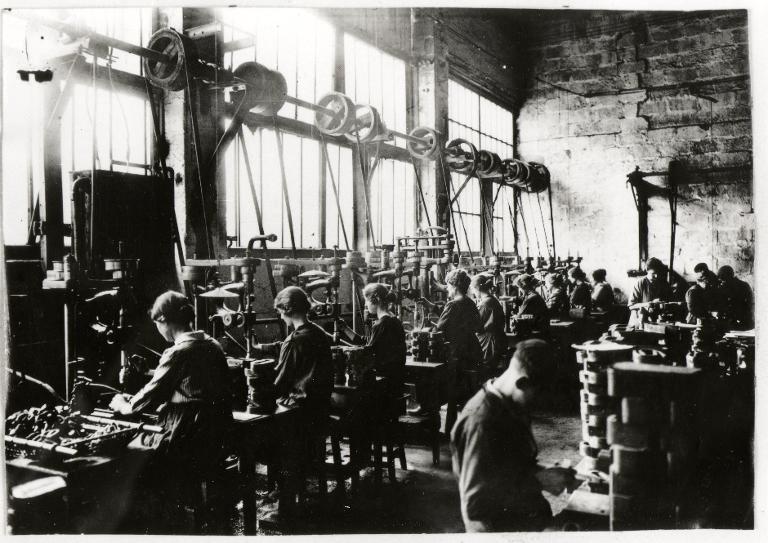 Atelier des femmes, usine de Champ Sappey - atelier perçage des aimants