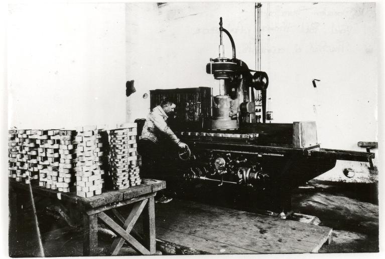 Usine de champ Sappey - un ouvrier à la fraiseuse