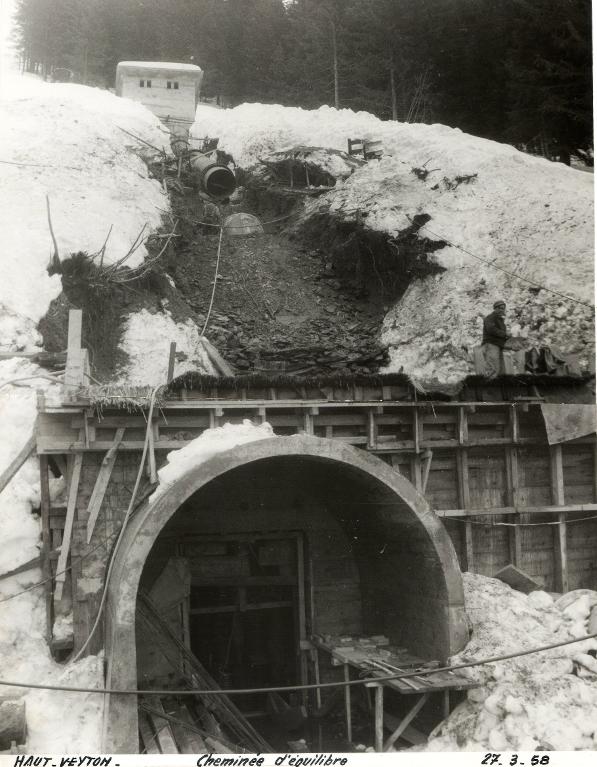 Cheminée d'équilibre, chantier du Haut-Veyton