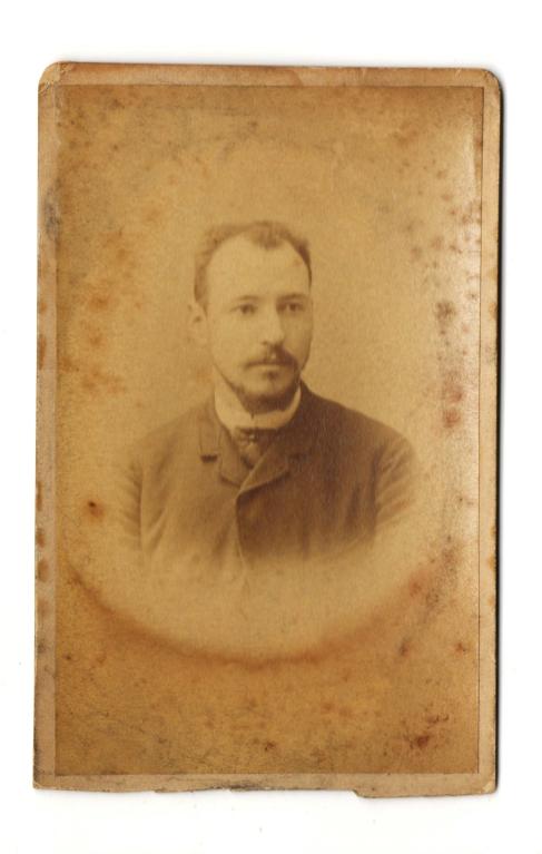 Portrait d'un jeune homme.