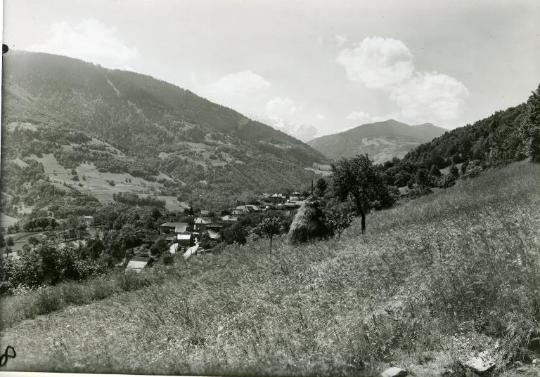 Vue du village du Moutaret et des montagnes d'Allevard