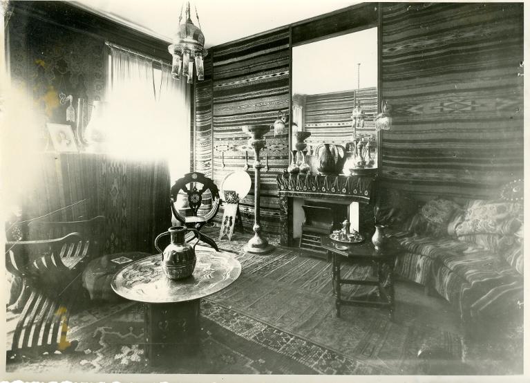 Un hôtel à Allevard, vue d'un salon à l'orientale