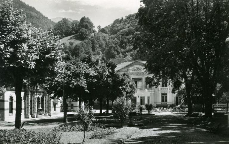 Dans le Parc, l'Établissement thermal et le Casino