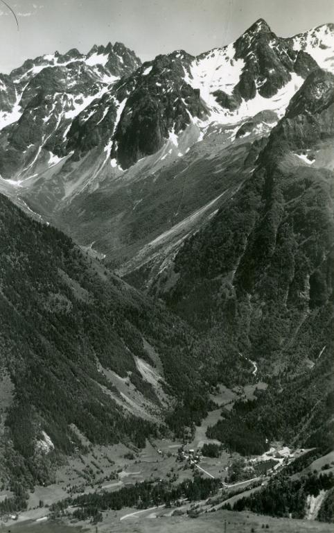 Vue du Grand Rocher : Fond de France et le Vallon de Combe Madame