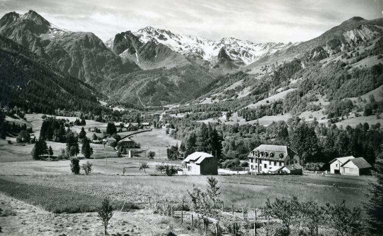 Saison estivale. Les hôtels du Curtillard et le massif des Sept-Laux