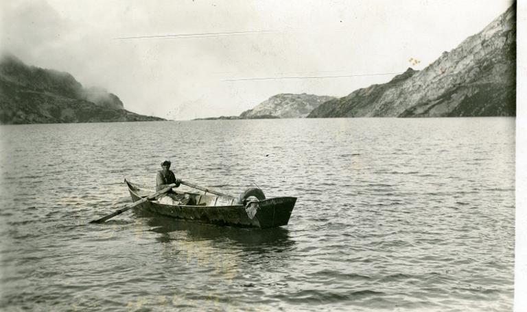 En barque sur un lac des Sept Laux
