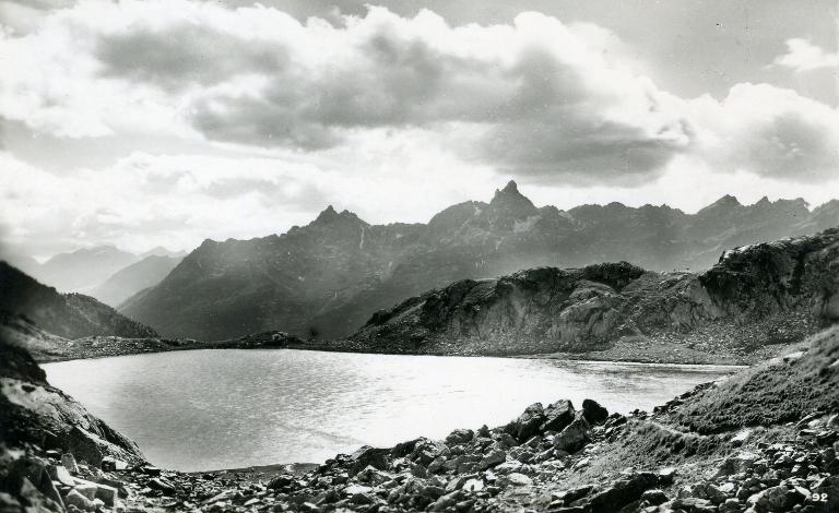 Le lac de la Sagne et la Chaîne de Belledonne
