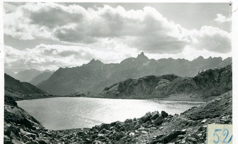Le lac de la Sagne et la Chaîne de Belledonne