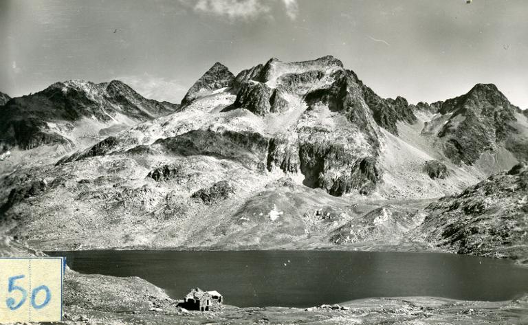 Le lac du Cos et le Rocher Blanc