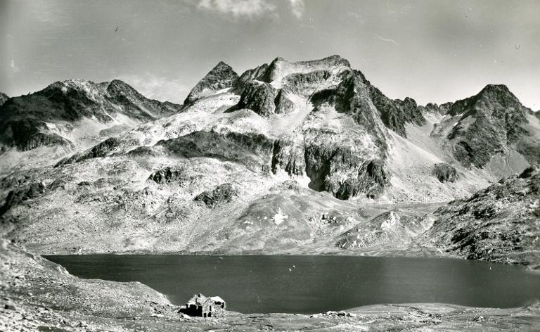 Le lac du Cos et le Rocher Blanc
