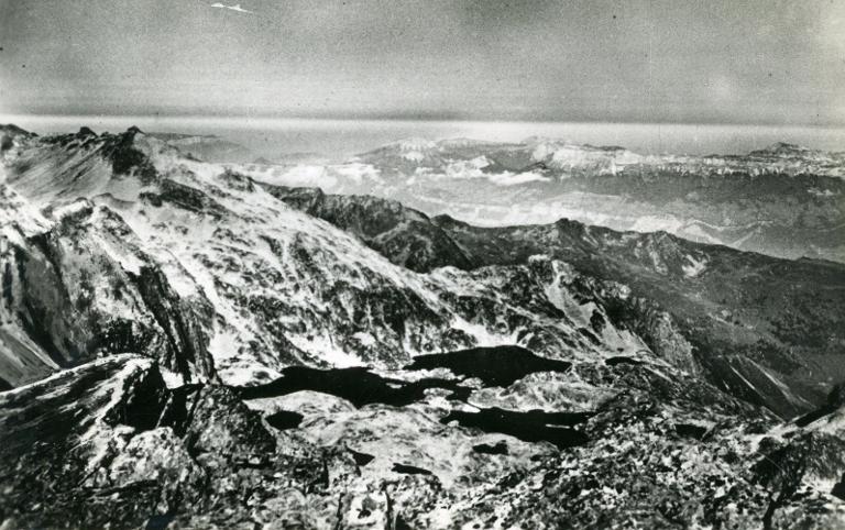 Les Sept-Laux et le massif de la Chartreuse vus du Rocher Blanc