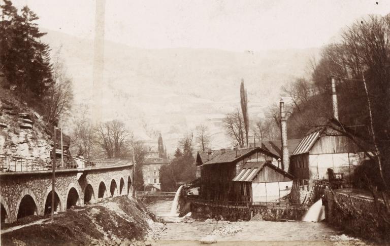Site de Pomine vu de l'amont, viaduc et passerelle. Vue du château en arrière plan