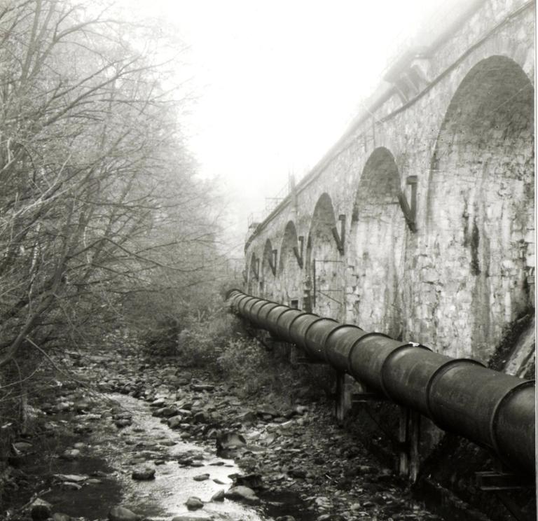 La conduite forcée de la centrale du Parc le long du viaduc de la Gorge