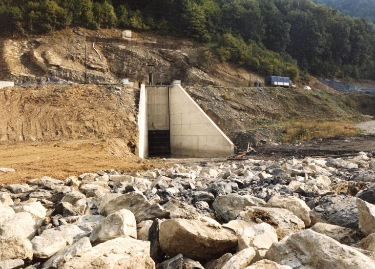 Chantier de l'aménagement de la STEP Arc-Isère : le site du bassin du Flumet, arrivée de la galerie