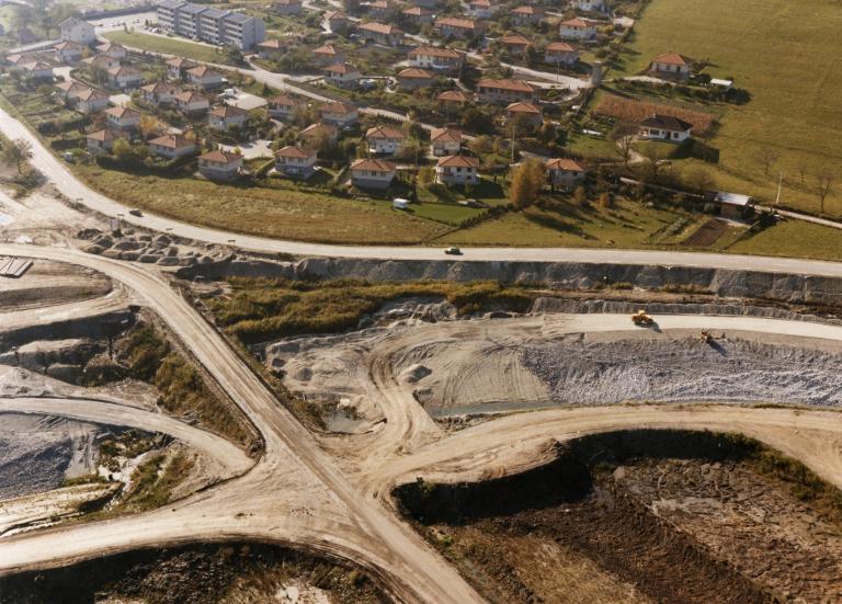 Chantier de l'aménagement de la STEP Arc-Isère : le site du bassin du Flumet et et un quartier du village de Saint-Pierre d'Allevard
